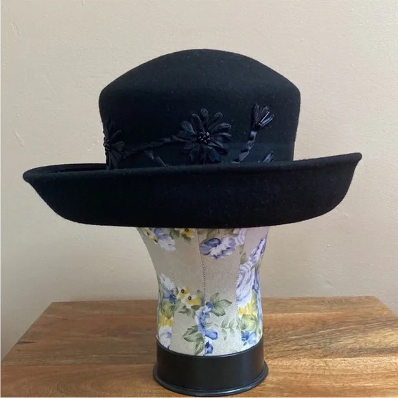 VTG BETMAR New York Black Wool Floral Design Hat - Picture 6 of 13